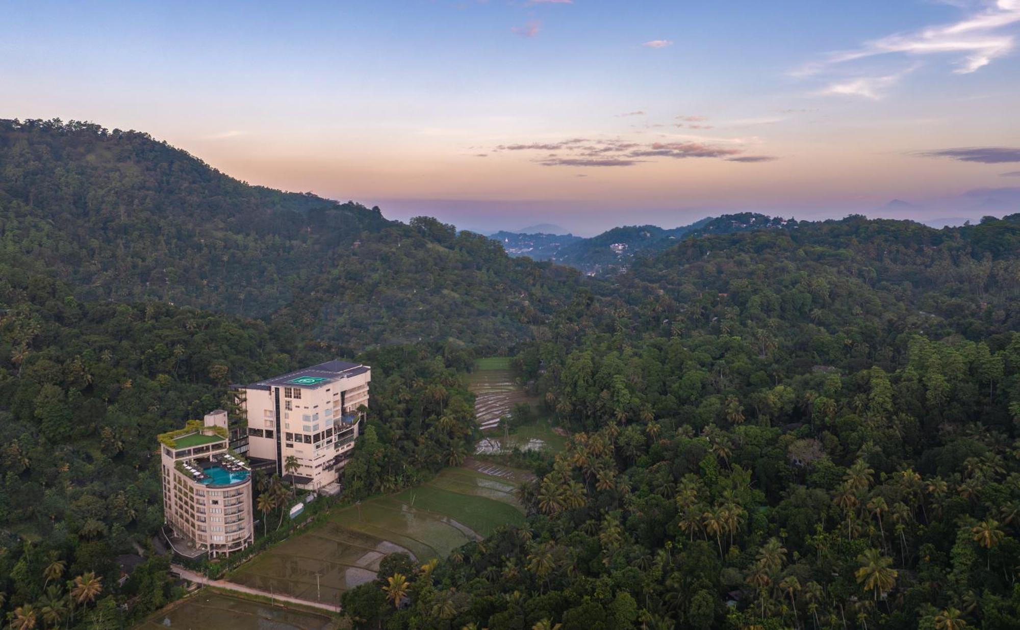 The Golden Crown Hotel Kandy Exterior foto The Forest Hills